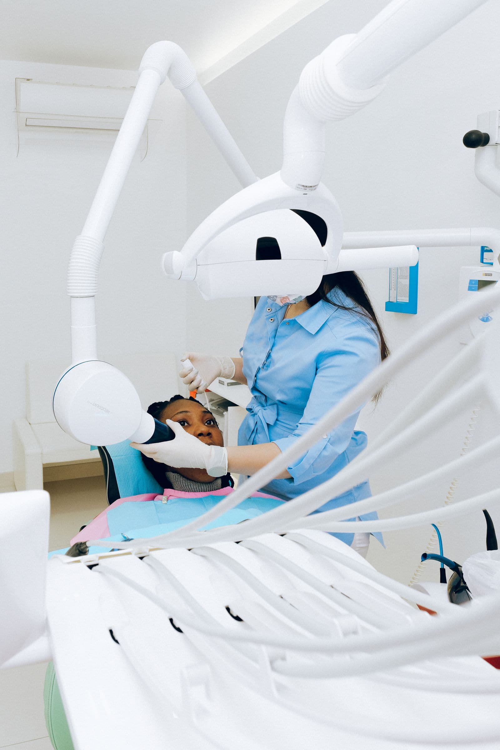 De endodontoloog aan het werk onder de operatiemicroscoop